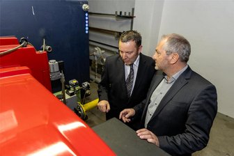 Energieversorger drängt auf Wasserstoff auch für Auerbach - Am Gasbrenner der großen Heizung im Auerbacher Heizhaus beraten Auerbachs Oberbürgermeister Jens Scharff (rechts) und KWV-Geschäftsführer Stefan Gläß über die Zukunft des Fernwärmenetzes.