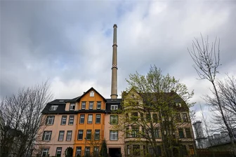 Energieversorger Eins lässt Schornstein in Altchemnitz abreißen - Ende dieses Jahres dürfte der graue Betonriese langsam unter der Hausfassade verschwinden.