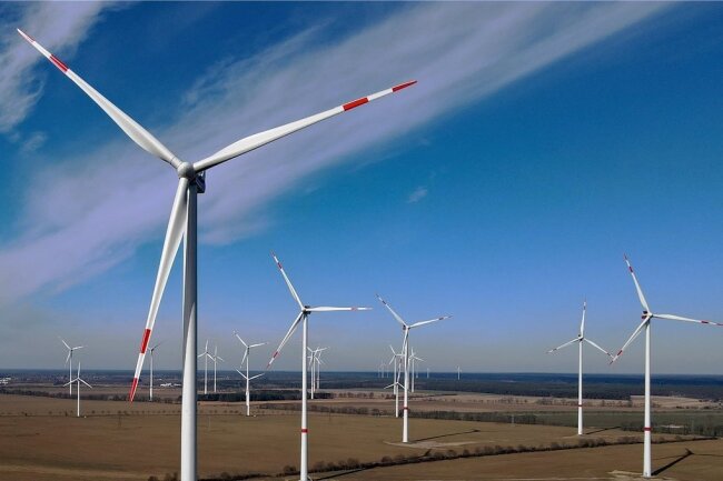 Energieversorger fordert Erleichterungen beim Netzausbau - Windräder in einem Windpark. Wenn Deutschland sich bis 2045 klimaneutral versorgen will, müssen Tausende hinzukommen. Der Energieversorger Envia M beklagt aber eine überbordende Bürokratie. 