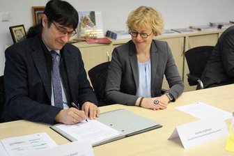 Energieversorger und Westsächsische Hochschule vereinbaren Zusammenarbeit - WHZ-Rektor Stephan Kassel und enviaM-Bereichsleiterin Daniela Zieglmayer. 