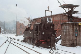 Energiewende anders: Eisenbahnfreunde im Erzgebirge wollen historischen Kohlekran nachbauen - Der Kohlekran am Bahnhof Schönheide-Süd 1975 in Betrieb.