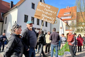 Energiewende-Demo in Freiberg: „Klimawandel können wir uns nicht leisten“ - Marion Fischer und Ulf Zimmermann bei der Energiewende-Demo auf dem Freiberger Petriplatz.
