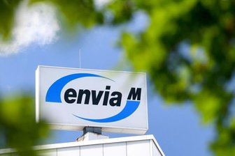 Das Logo des Energiedienstleisters EnviaM dreht sich auf dem Dach der Unternehmenszentrale.