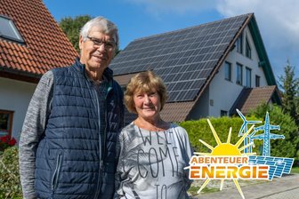 Energiewende im Zweifamilienhaus: Was es einer Familie aus dem Vogtland brachte und welchen Haken es gibt - Wolfgang und Barbara Oehlmann vor ihrem Haus in Rodewisch.