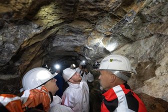 Energiewende in 270 Metern Tiefe: Kretschmer unterstützt Reaktivierung von stillgelegtem Kraftwerk in Freiberg - Michael Kretschmer (CDU, Mitte), Ministerpräsident von Sachsen, steht im Rothschönberger Stolln am Drei-Brüder-Schacht in Freiberg, wenige Meter vom einstigen Revierelektrizitätswerk. Dessen mögliche Reaktivierung hält Kretschmer für einen faszinierenden Gedanken. 