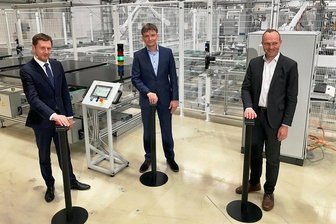 Energiewende made in Sachsen: Wieder Solarmodule aus Freiberg - Ministerpräsident Michael Kretschmer (l.), Geschäftsführer Gunter Erfurt (Mitte) und Energieminister Wolfram Günther haben am Mittwoch symbolisch die Solarindustrie in Freiberg wieder in Gang gesetzt.