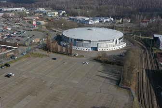 Energiewende mit der ZEV: Stadthalle Zwickau produziert noch dieses Jahr ihren eigenen Strom - Der Parkplatz an der Stadthalle Zwickau erhält eine Photovoltaik-Anlage.