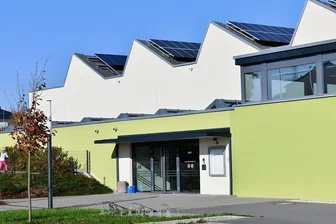 Energiewende ohne Windkraft: So will Oederan Vorreiter sein - Die Dreifeldhalle mit ihren Solarzellen ist nach dem Passivhaus-Standard erbaut und zertifiziert. Sie gehört zu den Vorzeigeobjekten der Energiesparstadt Oederan.