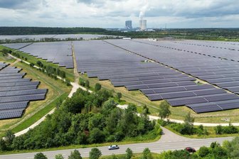 Energiewende: Umweltschützer rechnen mit Sachsens Energiepolitik ab – und dem Ministerpräsidenten - Der Ausbau der Solarenergie - wie etwa im Energiepark Witznitz südlich von Leipzig - kommt in Sachsen gut voran. Bei der Windkraft sieht es etwas anders aus. Das sehen Naturschutzverbände wie Nabu und BUND kritisch.