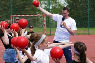 "Energizer" weckt Begeisterung - Natürlich durften Bälle bei den Übungen nicht fehlen. Dabei stellte der Weltmeister von 2007 selbst noch Wurfkraft und Zielvermögen unter Beweis.