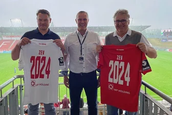 Engagement beim FSV verlängert - André Hentschel (Technischer Geschäftsführer ZEV), Toralf Wagner (Geschäftsführer der FSV Zwickau Spielbetriebsgesellschaft mbH), Volker Schneider (Kaufmännischer Geschäftsführer der ZEV) bei der Vertragsverlängerung. Foto: Daniel Sacher/FSV