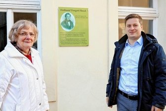 Engagement für einen Industriepionier - Karsta Hönicke (links) hat gemeinsam mit Bürgermeister André Wolf eineTafel an der Flinschstraße in Penig enthüllt. Sie soll an Ferdinand Traugott Flinsch (1792-1849), den Namensgeber der Straße, erinnern.