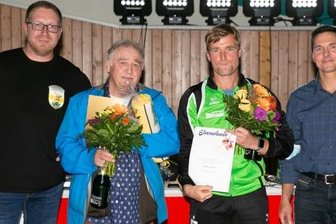 Engagement fürs Ringen gewürdigt - Wilfried Richter (2. v. l.) erhielt die Ehrenplakette des Landessportbundes Sachsen, Björn Lehnert (3. v. l.) die Ehrennadel des Ringerverbandes Sachsen in Silber. Den beiden Vertretern des RSK Gelenau gratulierten Vereinschef Jens Fischer (l.) und Sören Ullrich vom Verband. 
