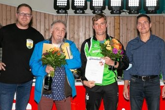 Engagement gewürdigt - Wilfried Richter (2. v. l.) erhielt die Ehrenplakette des Landessportbundes Sachsen, Björn Lehnert (3. v. l.) die Ehrennadel des Ringerverbandes Sachsen in Silber. Den beiden Vertretern des RSK Gelenau gratulierten Vereinschef Jens Fischer (l.) und Sören Ullrich vom Verband. 