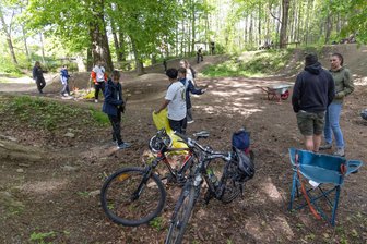 Engagement im Erzgebirge: Jugendliche tauschen Bikes gegen Rechen und Schaufel - Zwölf Jugendliche haben beim Arbeitseinsatz im Bikepark am Pöhlberg mit angepackt.