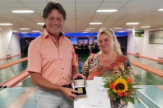 Engagement vergoldet - Petra Werner ist Schatzmeisterin beim KSC Reichenbach/Mylau. Von Kreissportbund-Präsident Steffen Fugmann gab es als Lohn für ihr Engagement für sie nicht nur Blumen.