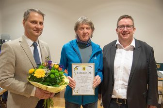 Engagierte gesucht: Oelsnitz vergibt Bürgerpreis - Jürgen Fortak (Mitte, mit Hauptamtsleiter Hannes Schulz und OB Mario Horn) erhielt den Bürgerpreis 2023.