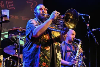 Engagierter Lärm vor der Stille - Die Chemnitzer Ska-Punk-Band Undankbar, bis 2022 noch unter dem Namen Undenkbar bekannt, findet: "Chemnitz steht Zwickau nicht viel nach." und bläst sich für ein friedliches, freundliches Miteinander die Seele aus dem Leib.