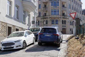 Enge Stelle: Stadt setzt auf rücksichtsvolle Fahrer - Biegt in dieser Situation von der Straße der Einheit ein Auto in den Reischdorfer Weg ein, kann es eng werden. Deshalb gibt es den Wunsch von Anwohnern, das Parken am Straßenrand in dem Bereich vorübergehend zu untersagen. Die Stadt hält das nicht für erforderlich.