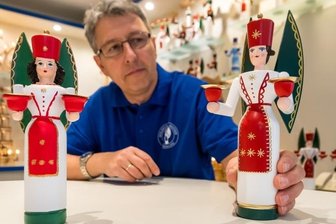 Engel aus China: Seiffener Kunsthandwerker erhebt Plagiatsvorwürfe - Matthias Schalling zeigt den in seiner Seiffener Firma entwickelten Engel (r.) und den aus China importierten.