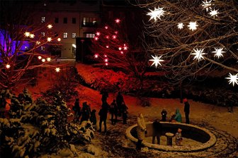Engel, Herrnhuter Sterne und Sternsinger im Hohenstein-Ernstthaler Stadtgarten - Im Hohenstein-Ernstthaler Stadtgarten leuchten derzeit viele Sterne.