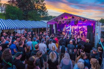 „Engel in Zivil“ lassen Bierfabrik in Wünschendorf beben - Die Band Engel in Zivil aus Ehrenfriedersdorf gastierte erstmals in der Bierfabrik.