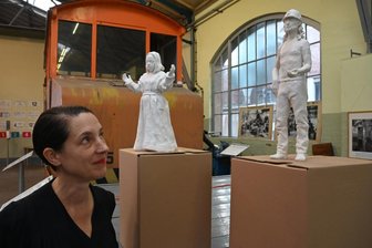 Engel mit Downsyndrom und ein Bergmann, der anders strahlt: Künstlerin denkt erzgebirgische Traditionsfiguren neu - Die Bildhauerin Christina Doll schafft mit Engel und Bergmann eine Verbindung von Vergangenheit und Gegenwart.