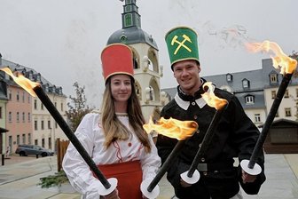 Engel und Bergmann begrüßen Gäste in Kirchberg - Jule Müller als Engel und 7 Christian Böhm als Bergmann laden ein zum Kirchberger Weihnachtsmarkt. 