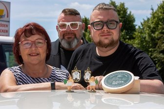 Engel von Wendt & Kühn erstmals mit Plauener Spitze erhältlich - Vater & Sohn schwärmen für Wendt & Kühn: André und Lukas Mattheuer (rechts) hatten die Spitzenidee zur Sonderfigur zum 900. Stadtgeburtstag von Plauen. Bei Händlerin Steffi Geipel fanden sie Gehör.