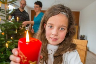 Engelchen Judith sucht sein goldverziertes Kleid - Das Fest kann kommen. Judith Lauer und ihre Eltern feiern erstmals in den neuen vier Wänden. Vor rund zwei Jahren brannte ihr früheres Haus aus.