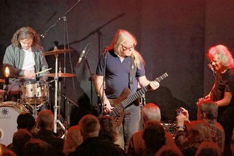 Engerling bringt in Lichtentanne Bewegung ins Publikum - Finden nach fast 50 Jahren noch immer ein begeistertes Publikum: Die Musiker von Engerling gastierten am Samstag in St. Barbara in Lichtentanne. 