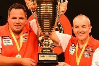 Engländer bezwingen Schotten - Adrian Lewis (li.) und Phil Taylor feiern mit dem Pokal.