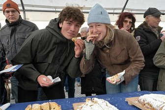 Engländerin wählt Zwönitzer Stollenkönig mit - Auch Henry Sonnenberg aus München (links) und Imogen Cheney aus England haben in Zwönitz Stollen verkostet.