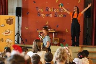 Englisch mit Witz und Reimen: BBC-Show erobert die Käthe-Kollwitz-Grundschule in Crimmitschau - Premiere in Crimmitschau: Die Grundschüler erleben ihre erste Englisch-Lern-Show.