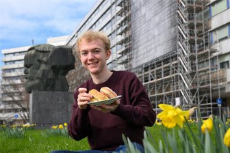 Englisch-Test: Ist Chemnitz bereit für die Kulturhauptstadt und Touristen aus dem Ausland? - Als regionale Spezialitäten bekam Leon Manz in verschiedenen Bäckereien Pfannkuchen sowie Dresdner und Freiberger Eierschecke. Die Kommunikation war nicht immer leicht.