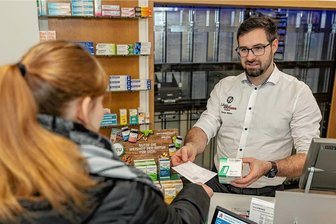 Engpässe bei Medikamenten: Was Apotheker im Vogtland fordern - Der Ellefelder "Löwen"-Apotheker Daniel Mädler wünscht sich mehr Freiheiten bei der Auswahl von Arzneien. Der "sächsische Weg" löst nun teils stringente Vorgaben.