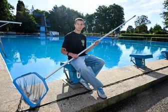 Engpässe in Schwimmbädern: Wie Burgstädt dem Personalmangel begegnet - Tobias Beckmann aus Chemnitz hat in dieser Woche seine Ausbildung zum Fachangestellten für Bäderbetriebe im Naturbad Hartmannsdorf und im Sportzentrum in Burgstädt begonnen.