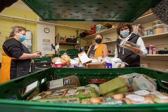Engpässe: Plauener Tafel muss bei der Warenausgabe jetzt sparen - Bei der Plauener Tafel fehlt es derzeit an vielen Produkten des täglichen Bedarfs. Christine Schramm, Rita Schliffer und Jana Morawetz (von links) können nun weniger verteilen.