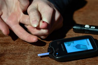 Engpass an Diabetesmitteln spitzt sich in Sachsen zu - Wartelisten in Apotheken - Eine Blutzuckermessung ist bei den neueren Medikamenten oft nicht mehr nötig.