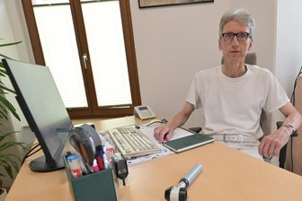 Engpass bei Hautärzten trotz „Überversorgung“ in Westsachsen: Wie passt das zusammen? - Kann über einen Mangel an Patienten nicht klagen: Hautarzt Dr. Matthias Gebhardt in seiner Praxis an der Leipziger Straße in Zwickau.