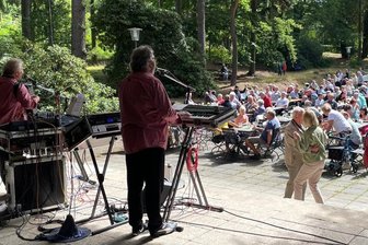 Engpass freie Stühle: Zum Lions-Frühschoppen in Augustusburg kommen mehr als 700 Besucher - Die Breitenauer Musikanten sorgten für beste Stimmung.