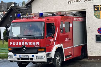 Engstes Feuerwehrhaus im Vogtland: Ein Neubau soll her - Nur mit Millimeterarbeit schafft es das Auto aus dem Erlbacher Feuerwehrhaus.