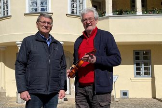 Enkel auf den Spuren seines Großvaters: Was den Erlbacher Geigenbaumeister Richard Spranger einst nach Bulgarien zog - Jürgen Spranger mit einer in Bulgarien gefertigten Geige. Professor Eberhard Meinel (links), sein Schulfreund, begleitete den gebürtigen Markneukirchner im bulgarischen Kasanlik bei der Suche nach Spuren der Arbeit seines Großvaters Richard Spranger, der dort mehrere Jahre tätig war.