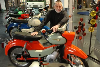 Enkel des Moped-Designers über Simsontreffen in Zwickau: Rechtsextremisten missbrauchen Clauss Dietels Lebenswerk - „Was gerade in Sachsen passiert, bleibt ihm erspart“: Karl Clauss Dietel 2004 im Industriemuseum Chemnitz an einem Mokick Simson „Star“.