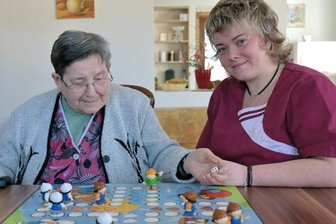 Enkelin pflegt ihre Oma - 