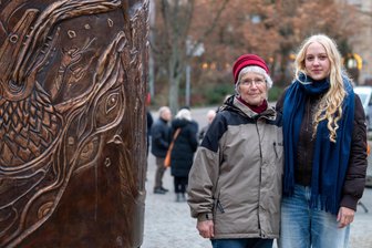 Enkelin von Thomas Küttler weiht Gedenkplatte am Plauener Wendedenkmal mit ein: „Ich habe immer zu meinem Opa aufgeblickt“ - Thomas Küttlers Witwe Brigitte kam zur Einweihung der Gedenktafel mit Enkelin Florentine Schulte.