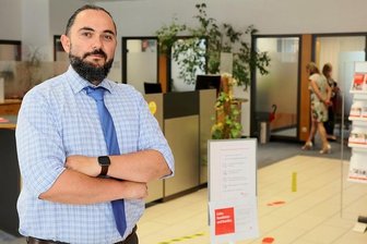 Enkeltrick vereitelt: Wie die Sparkasse Zwickau Betrügern auf die Schliche kam - Rico Übensee leitet die Pölbitzer Sparkassen-Filiale, die sich an der Leipziger Straße befindet. Um Betrug zu verhindern, sei es wichtig, die Kunden gut zu kennen, sagt der 45-Jährige.