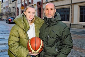 Enochs wechselt nach Chemnitz - aber nicht zum CFC - Sie spielt Basketball, er ist großer Fan dieser Sportart: Emily Enochs läuft ab sofort für die Chemcats auf und wohnt bei der Familie in Zwickau, wo Vater Joe Fußball-Drittligist FSV trainiert.
