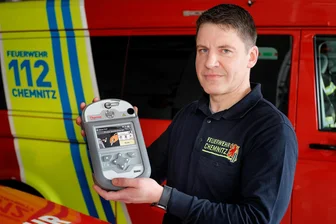 „Enorm gefährlich“: So erlebte der Chemnitzer Feuerwehrchef den Chemikalien-Einsatz auf dem Kaßberg - René Kraus ist oberster Chemnitzer Feuerwehrmann und diplomierter Chemiker. Mithilfe eines Spezialgerätes bestimmte er jene Chemikalien, die in der Wohnung eines verstorbenen 70-Jährigen auf dem Kaßberg gefunden worden waren.
