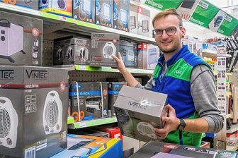 Enorme Nachfrage nach Heizlüftern in Olbernhau: Droht nun der Blackout? - Kevin Pönig, Mitarbeiter im Olbernhauer RHG Bau- und Gartenmarkt, füllt die Regale mit verschiedenen Heizgeräten auf. 